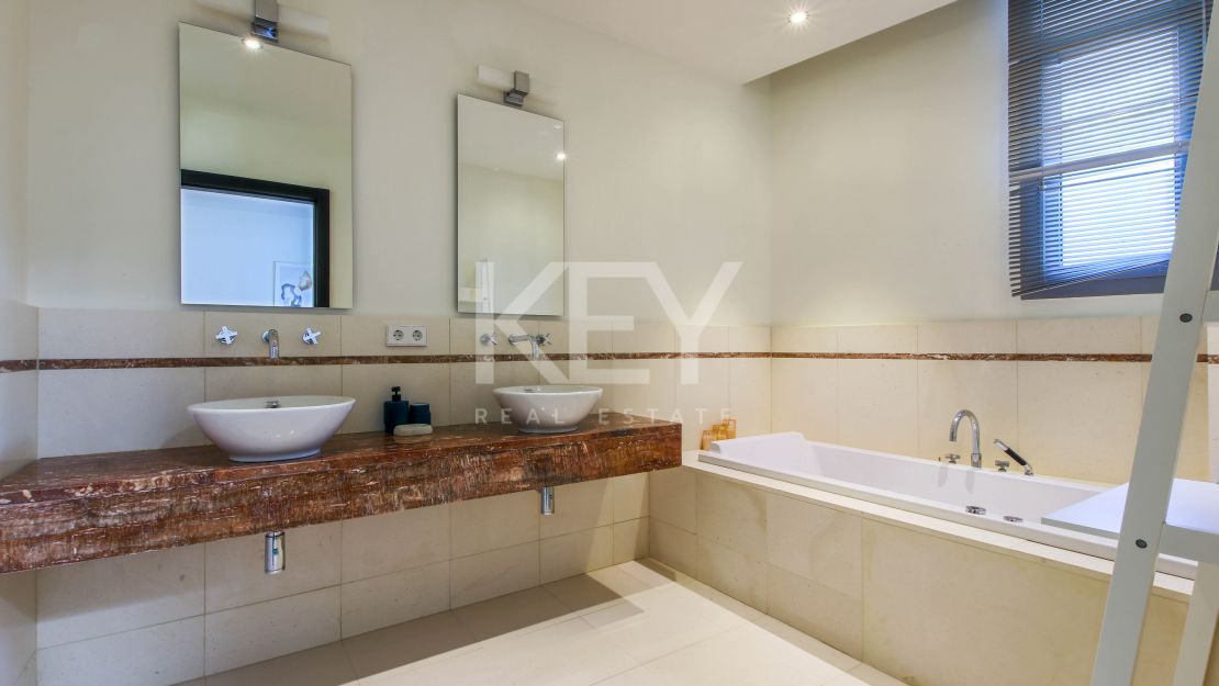 Moderna casa adosada en alquiler de larga temporada en la urbanización Sierra Blanca, Milla de Oro, Marbella