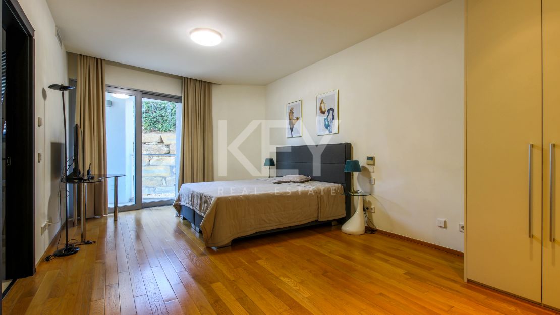 Moderna casa adosada en alquiler de larga temporada en la urbanización Sierra Blanca, Milla de Oro, Marbella