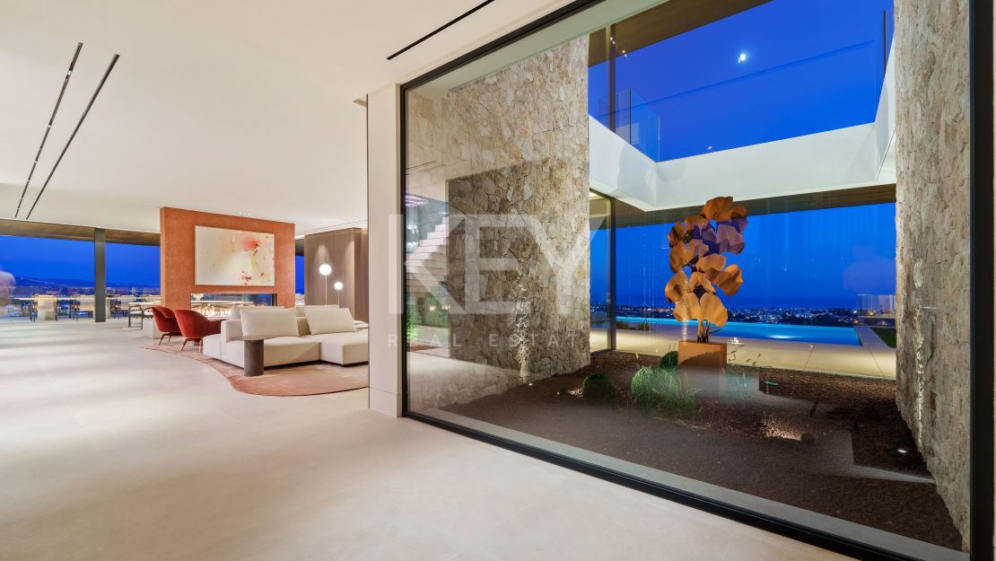Majestuosa Villa en Venta con vistas panorámicas en Herrojo Alto cerca del campo de golf La Quinta, Benahavis