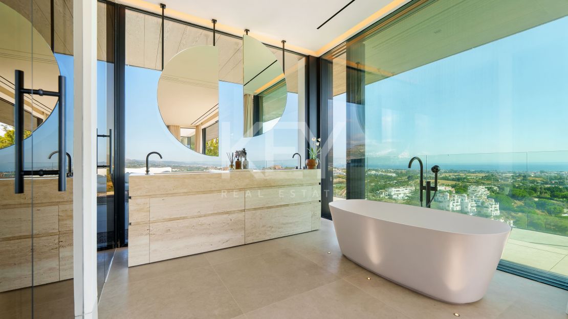 Majestuosa Villa en Venta con vistas panorámicas en Herrojo Alto cerca del campo de golf La Quinta, Benahavis