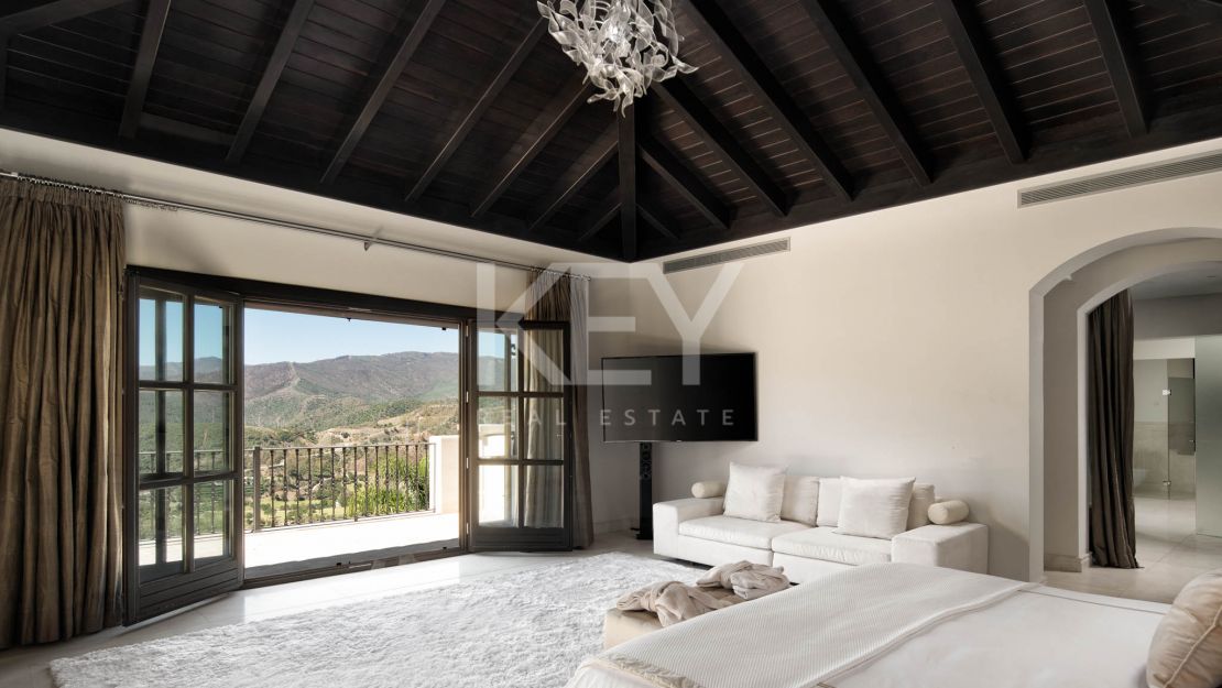Villa de lujo en alquiler con spa interior, cine y vistas panorámicas a la montaña en Benahavís