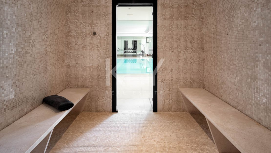 Villa de lujo en alquiler con spa interior, cine y vistas panorámicas a la montaña en Benahavís