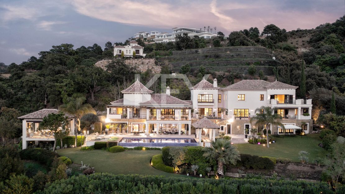 Villa de lujo en alquiler con spa interior, cine y vistas panorámicas a la montaña en Benahavís