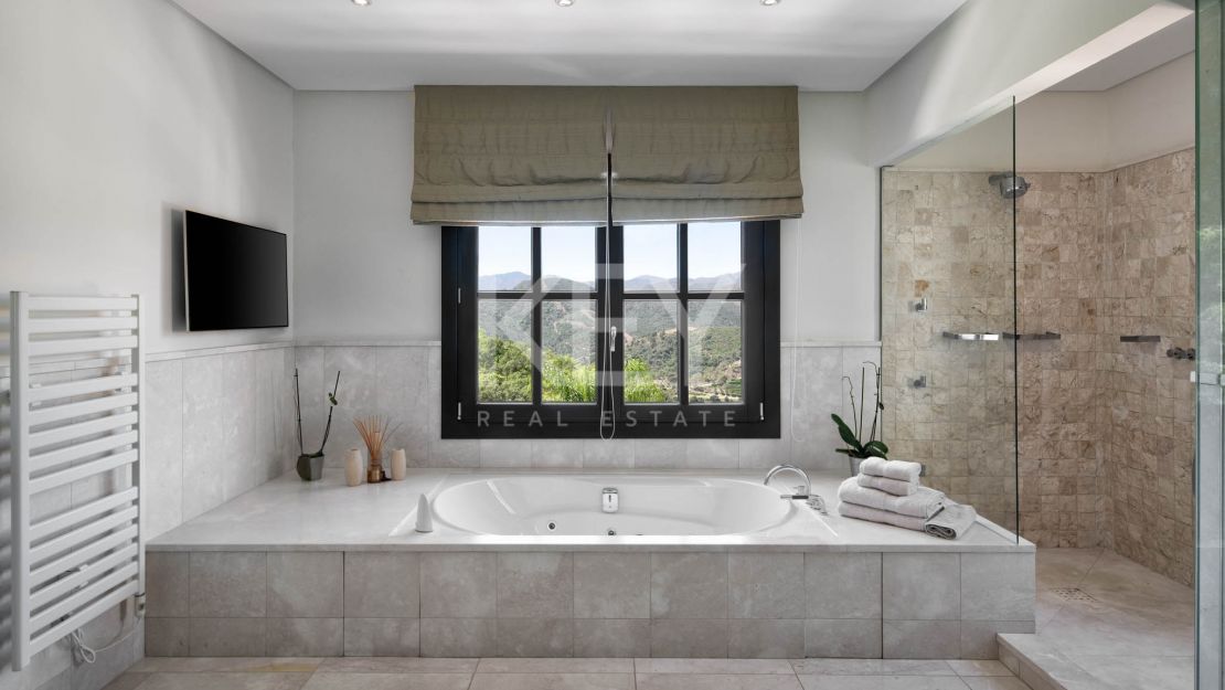 Villa de lujo en alquiler con spa interior, cine y vistas panorámicas a la montaña en Benahavís