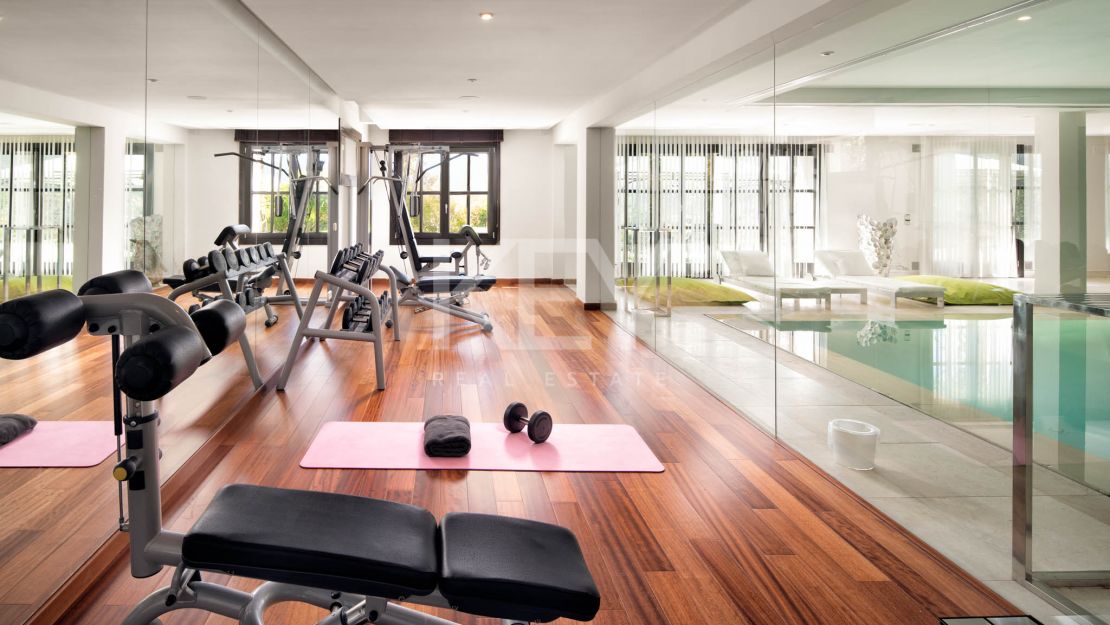 Villa de lujo en alquiler con spa interior, cine y vistas panorámicas a la montaña en Benahavís