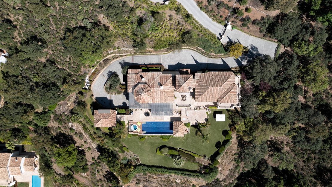 Villa de lujo en alquiler con spa interior, cine y vistas panorámicas a la montaña en Benahavís