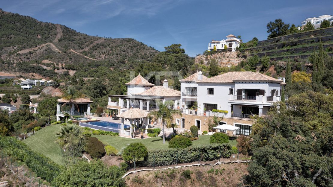 Villa de lujo en alquiler con spa interior, cine y vistas panorámicas a la montaña en Benahavís
