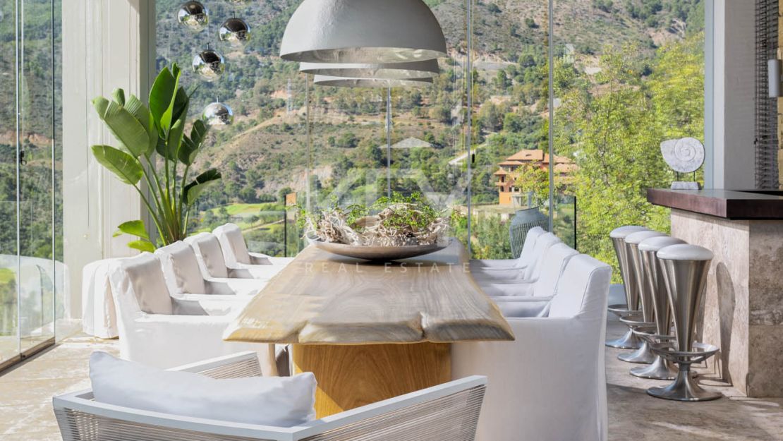 Villa de lujo en alquiler con spa interior, cine y vistas panorámicas a la montaña en Benahavís