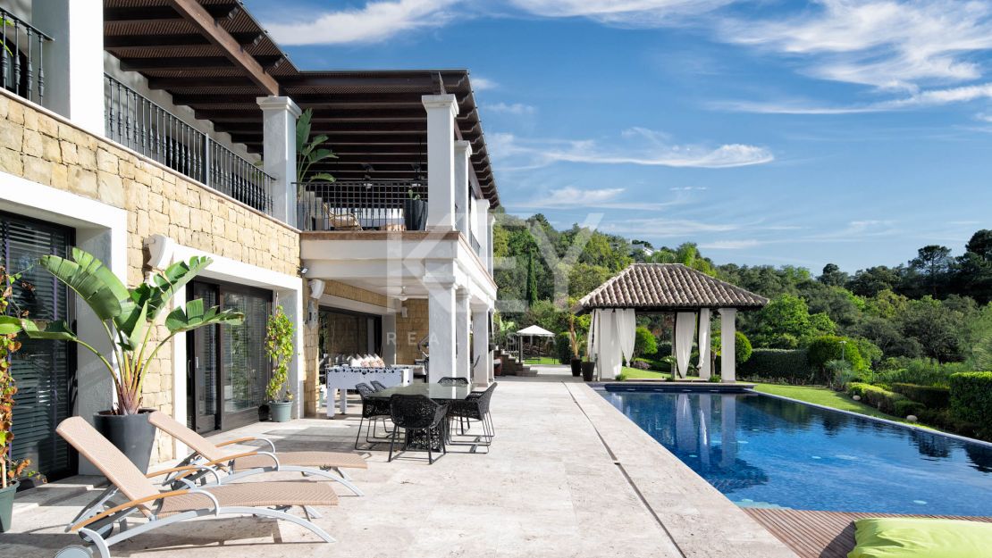 Villa de lujo en alquiler con spa interior, cine y vistas panorámicas a la montaña en Benahavís