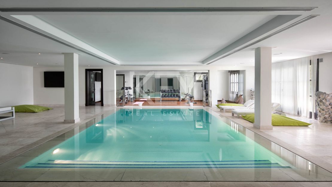 Villa de lujo en alquiler con spa interior, cine y vistas panorámicas a la montaña en Benahavís