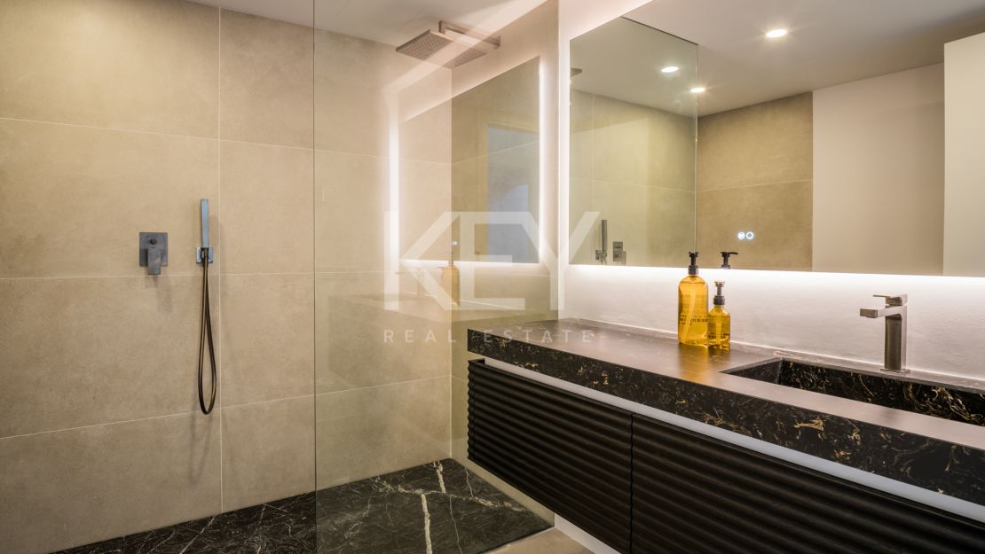 Exquisita residencia en la Milla de Oro con vistas panorámicas al mar y a la montaña