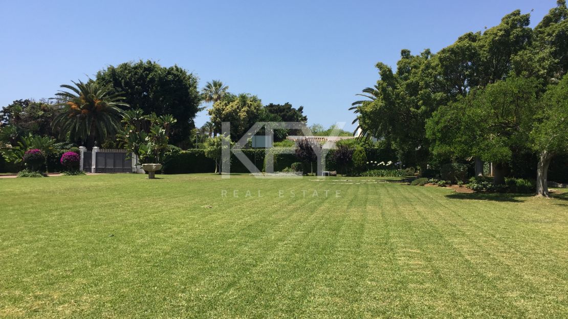 Excepcional Parcela Residencial Junto a la Playa en Guadalmina Baja con Licencia de Obras