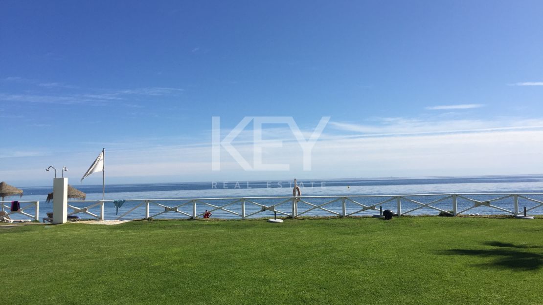 Excepcional Parcela Residencial Junto a la Playa en Guadalmina Baja con Licencia de Obras