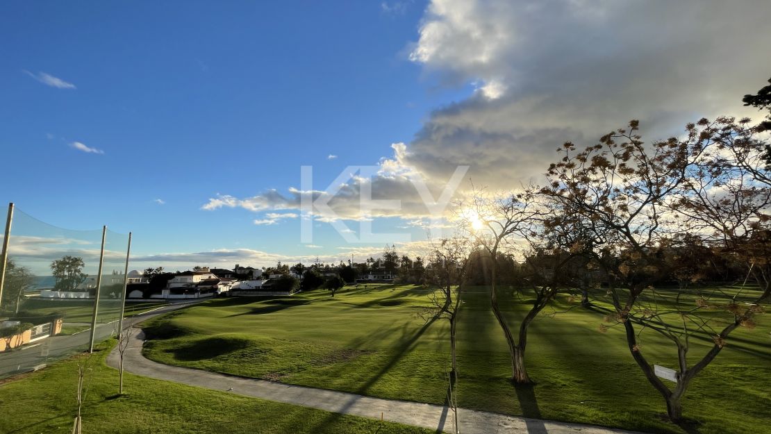 Excepcional Parcela Residencial Junto a la Playa en Guadalmina Baja con Licencia de Obras