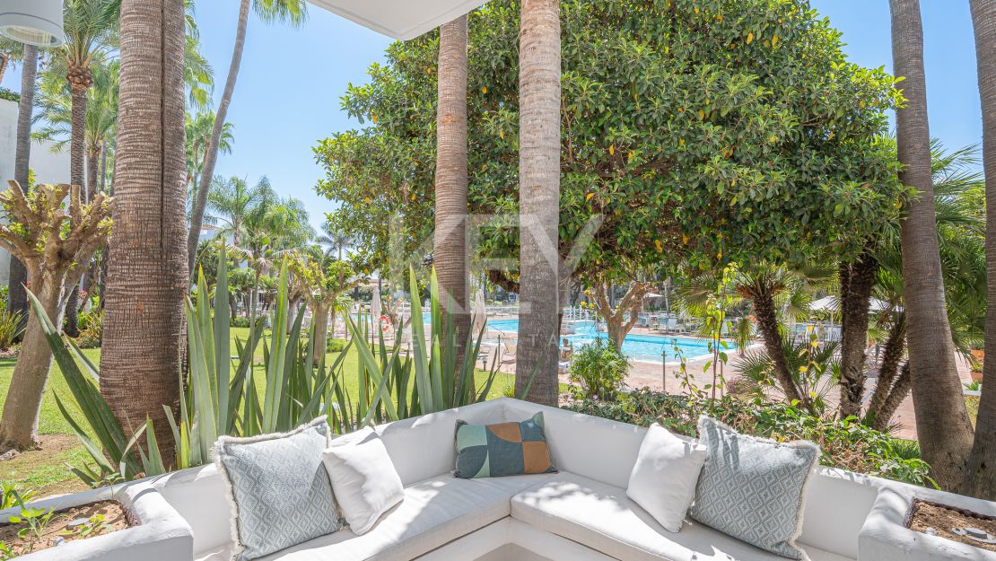 Lujoso apartamento en planta baja de 3 dormitorios en Puente Romano Resort con vistas al entorno idílico