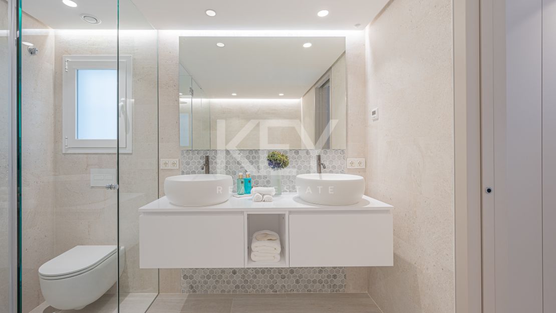 Lujoso apartamento en planta baja de 3 dormitorios en Puente Romano Resort con vistas al entorno idílico