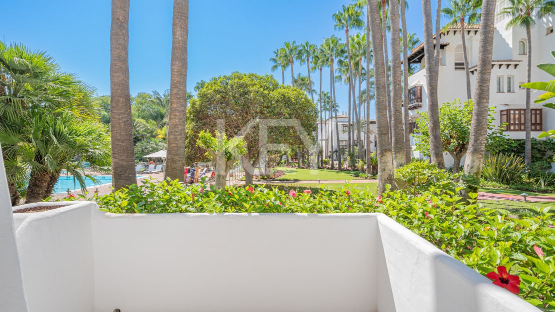 Lujoso apartamento en planta baja de 3 dormitorios en Puente Romano Resort con vistas al entorno idílico