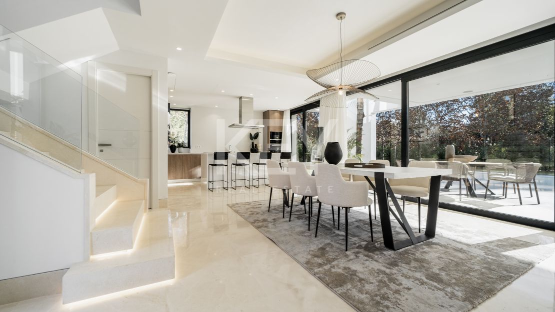 Villa única de estilo moderno con impresionantes vistas en venta en El Campanario, Estepona