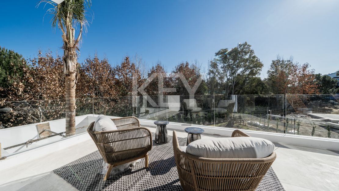 Villa única de estilo moderno con impresionantes vistas en venta en El Campanario, Estepona