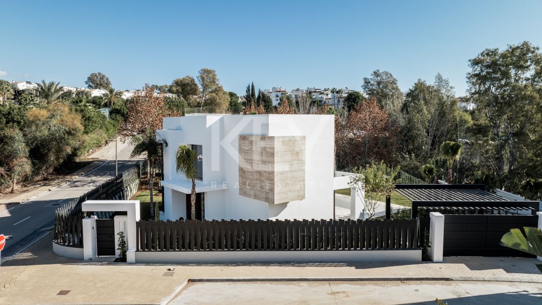 Villa única de estilo moderno con impresionantes vistas en venta en El Campanario, Estepona