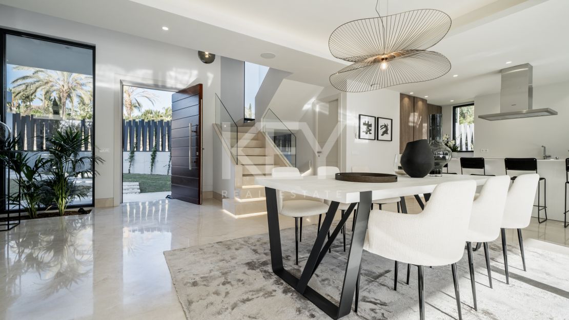 Villa única de estilo moderno con impresionantes vistas en venta en El Campanario, Estepona