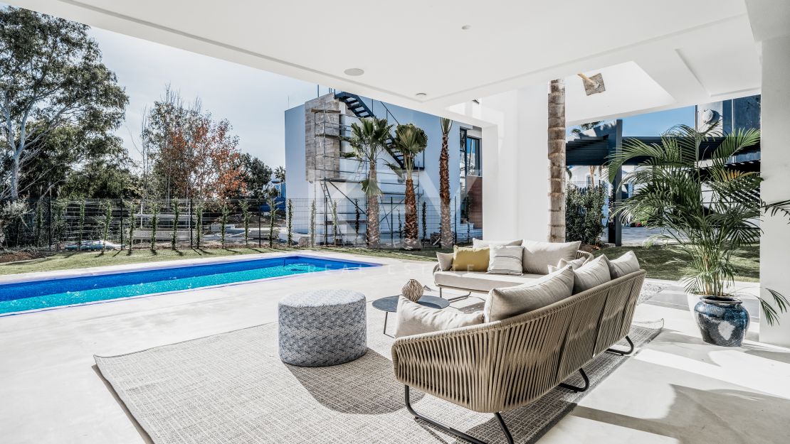 Villa única de estilo moderno con impresionantes vistas en venta en El Campanario, Estepona