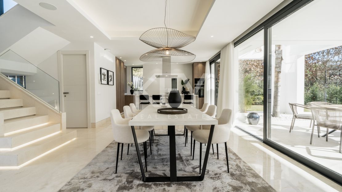 Villa única de estilo moderno con impresionantes vistas en venta en El Campanario, Estepona