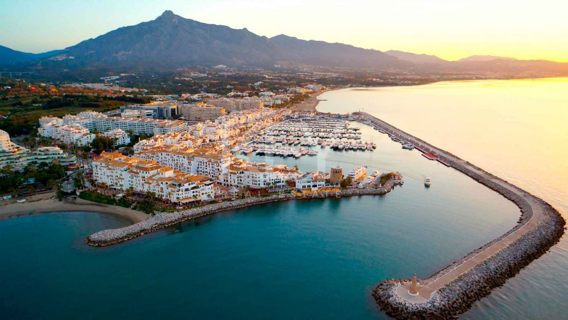 Villa única de estilo moderno con impresionantes vistas en venta en El Campanario, Estepona