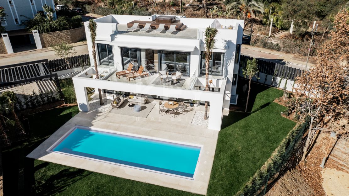 Villa única de estilo moderno con impresionantes vistas en venta en El Campanario, Estepona