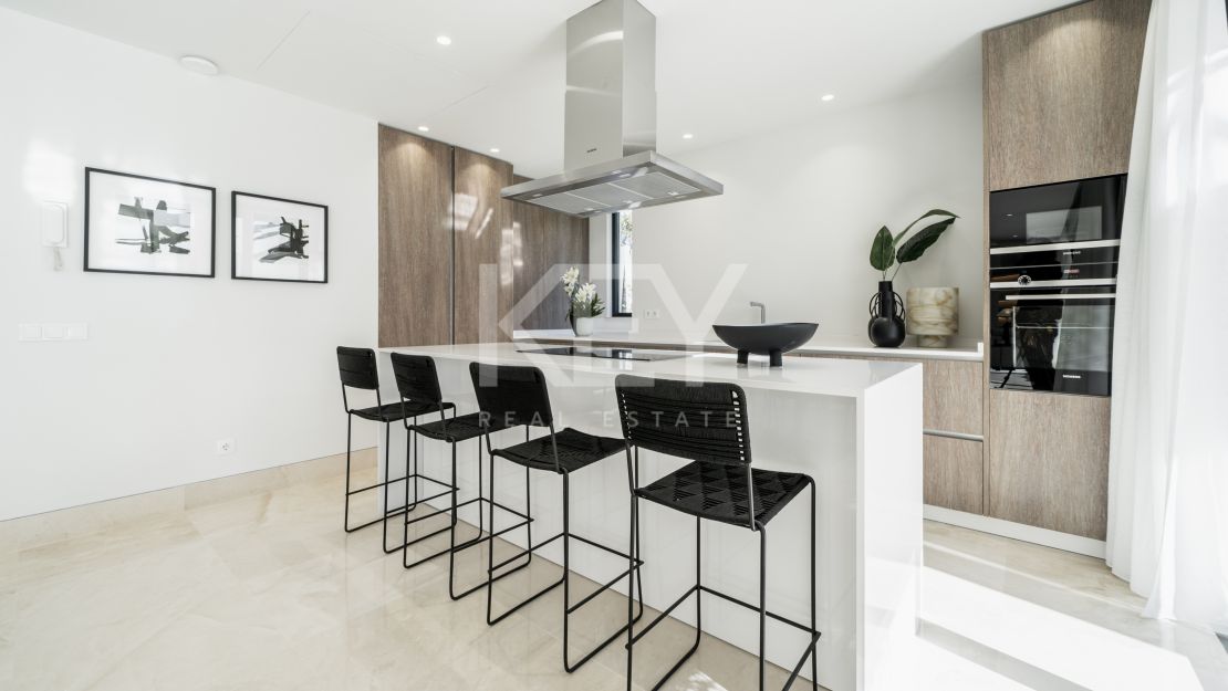 Villa única de estilo moderno con impresionantes vistas en venta en El Campanario, Estepona