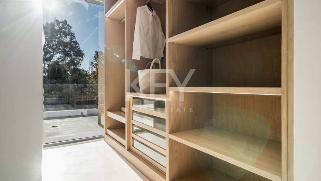 Villa única de estilo moderno con impresionantes vistas en venta en El Campanario, Estepona