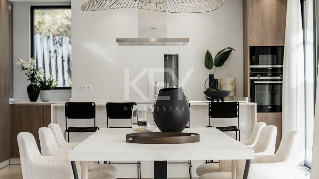Villa única de estilo moderno con impresionantes vistas en venta en El Campanario, Estepona