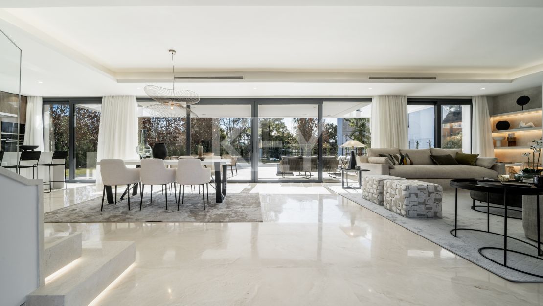 Villa única de estilo moderno con impresionantes vistas en venta en El Campanario, Estepona