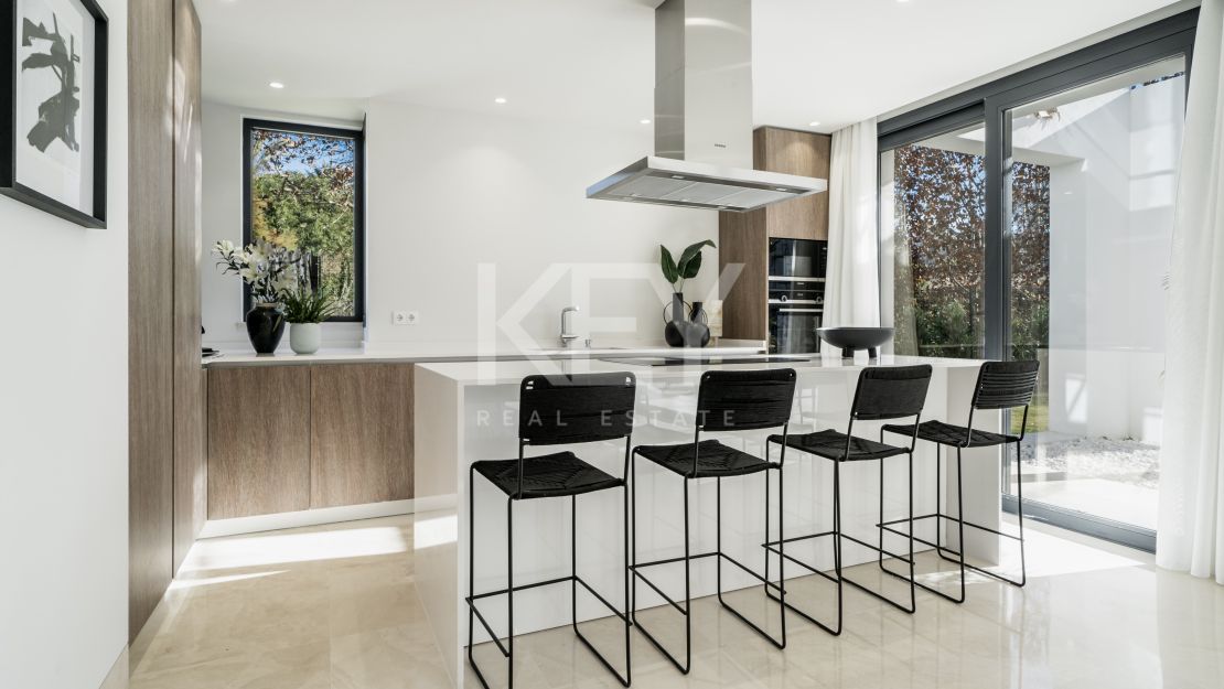 Villa única de estilo moderno con impresionantes vistas en venta en El Campanario, Estepona
