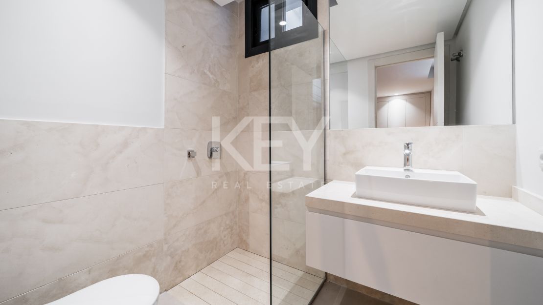 Villa única de estilo moderno con impresionantes vistas en venta en El Campanario, Estepona