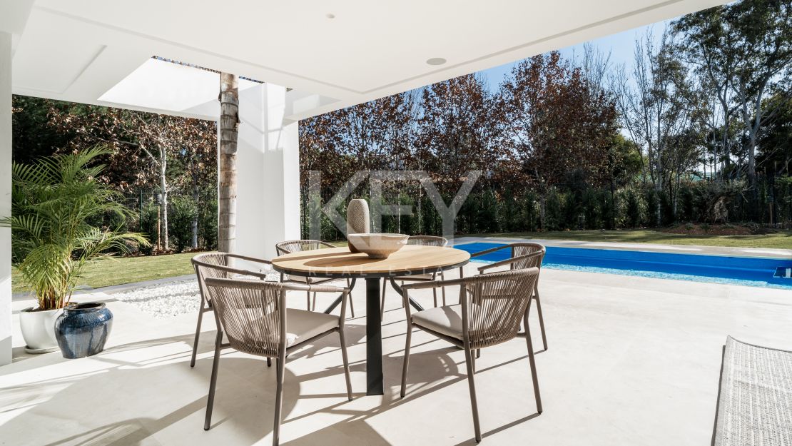 Villa única de estilo moderno con impresionantes vistas en venta en El Campanario, Estepona
