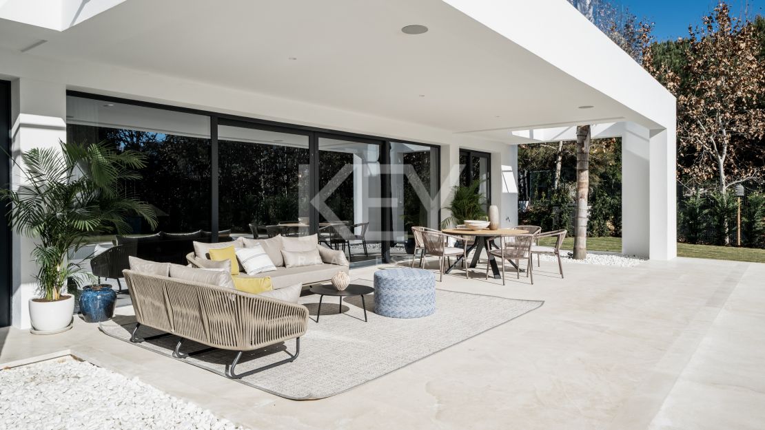 Villa única de estilo moderno con impresionantes vistas en venta en El Campanario, Estepona
