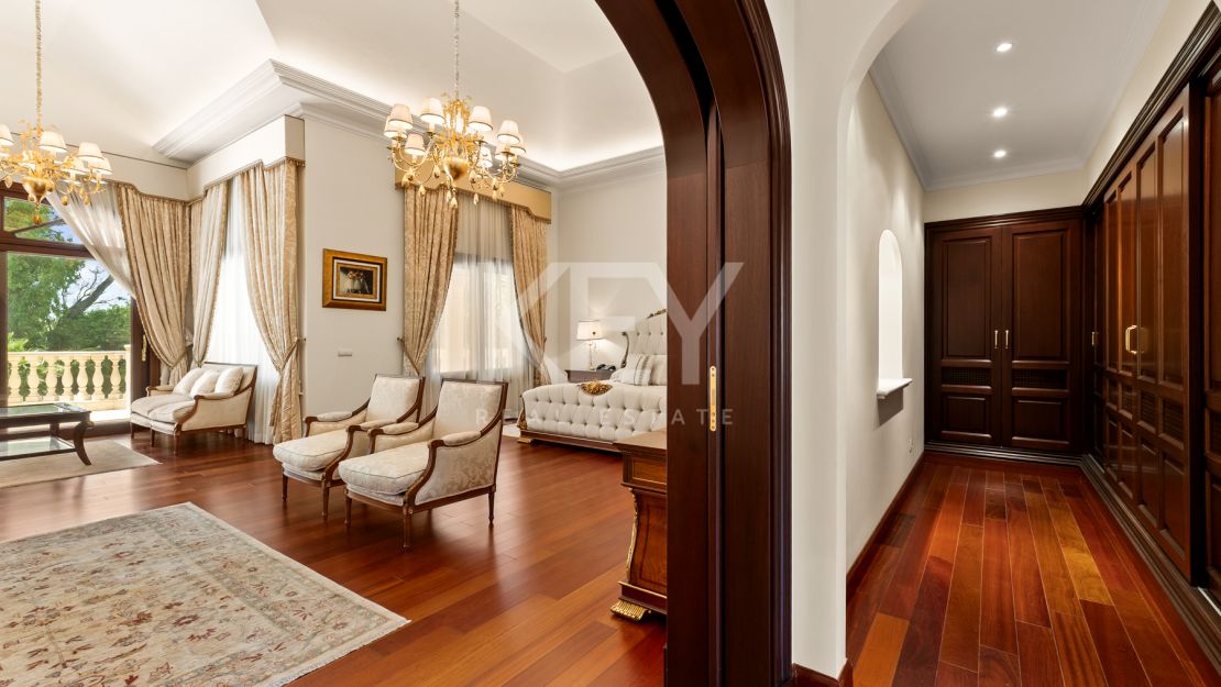 Villa Travertino: lujosa villa junto a la playa en venta en Guadalmina Baja