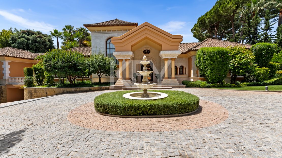 Villa Travertino: lujosa villa junto a la playa en venta en Guadalmina Baja