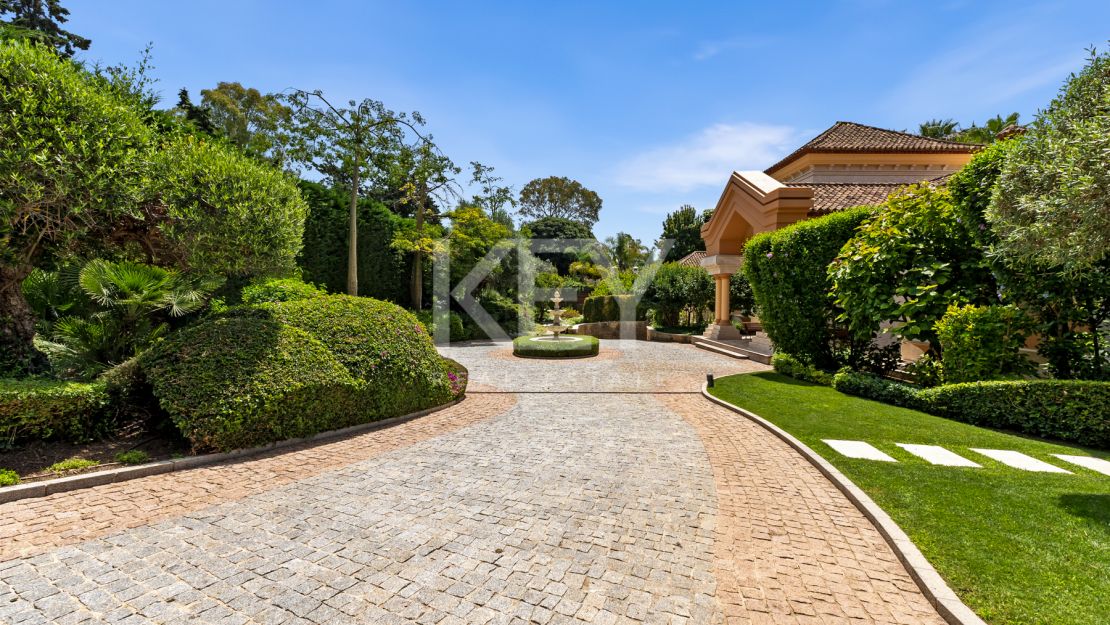 Villa Travertino: lujosa villa junto a la playa en venta en Guadalmina Baja