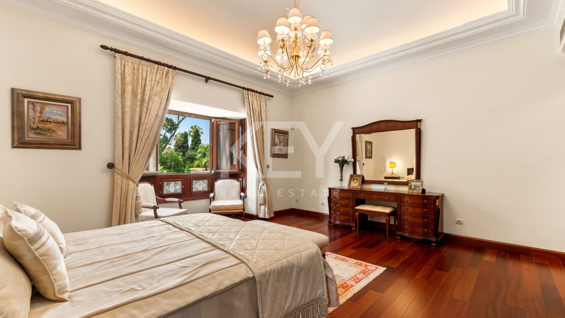 Villa Travertino: lujosa villa junto a la playa en venta en Guadalmina Baja