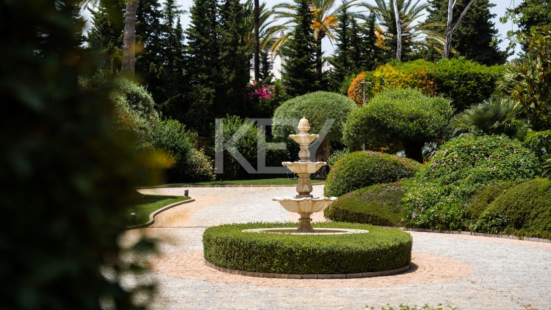 Villa Travertino: lujosa villa junto a la playa en venta en Guadalmina Baja