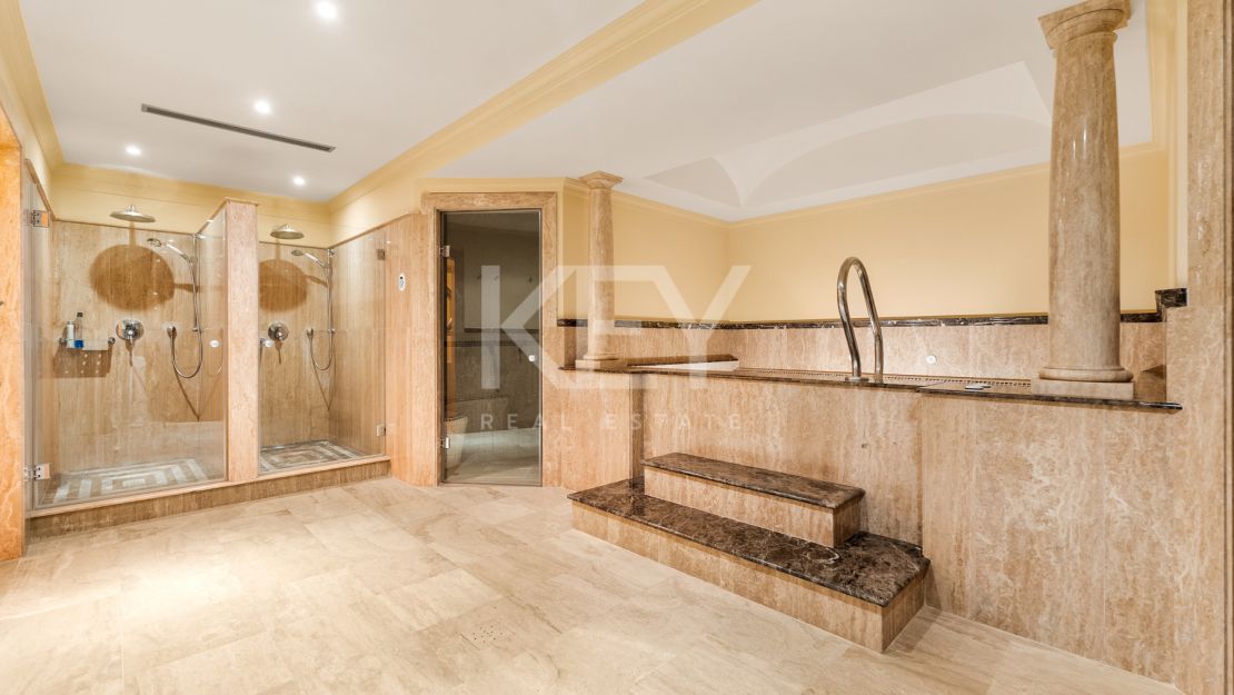 Villa Travertino: lujosa villa junto a la playa en venta en Guadalmina Baja