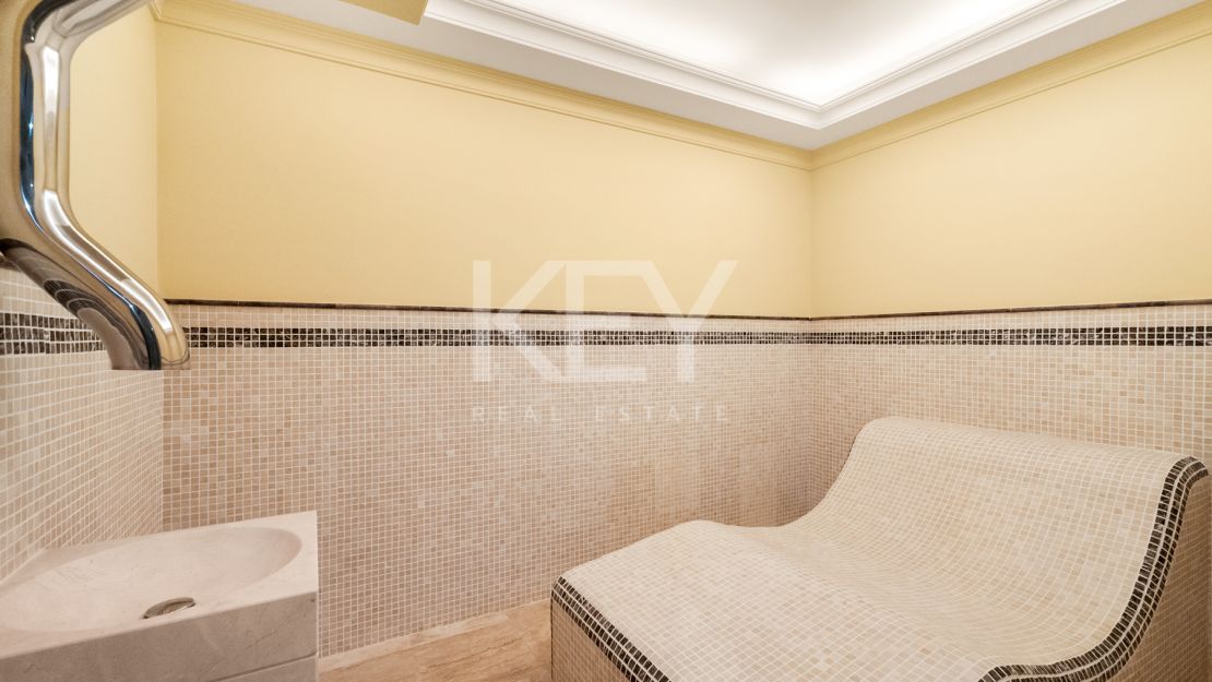 Villa Travertino: lujosa villa junto a la playa en venta en Guadalmina Baja