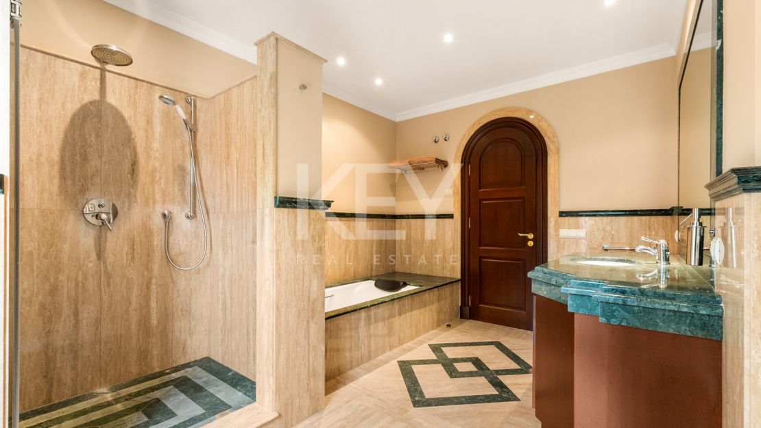 Villa Travertino: lujosa villa junto a la playa en venta en Guadalmina Baja