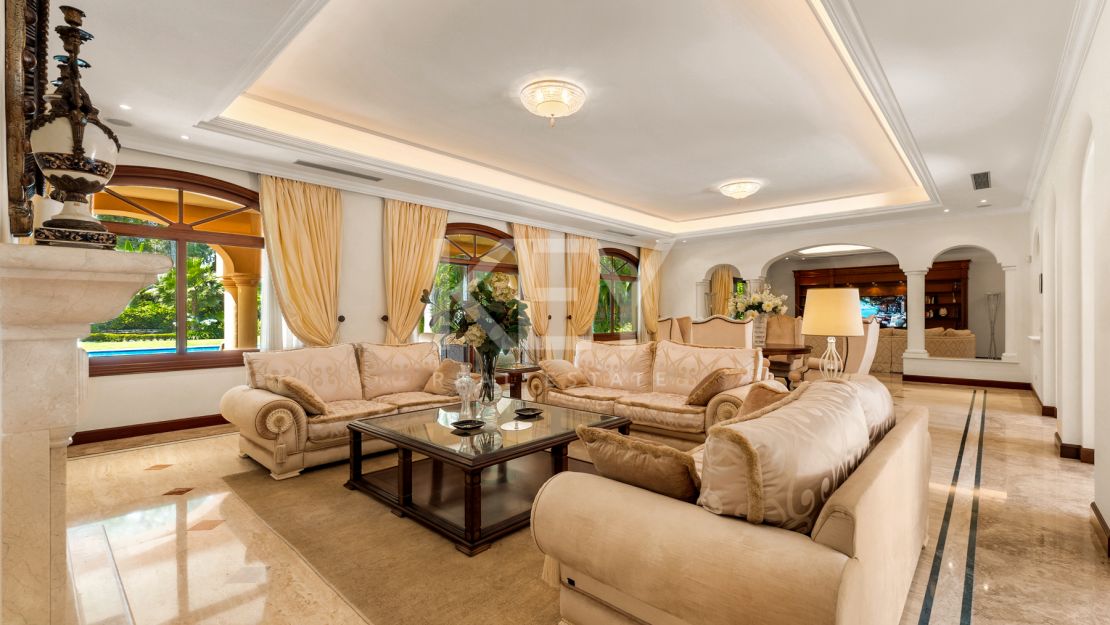 Villa Travertino: lujosa villa junto a la playa en venta en Guadalmina Baja