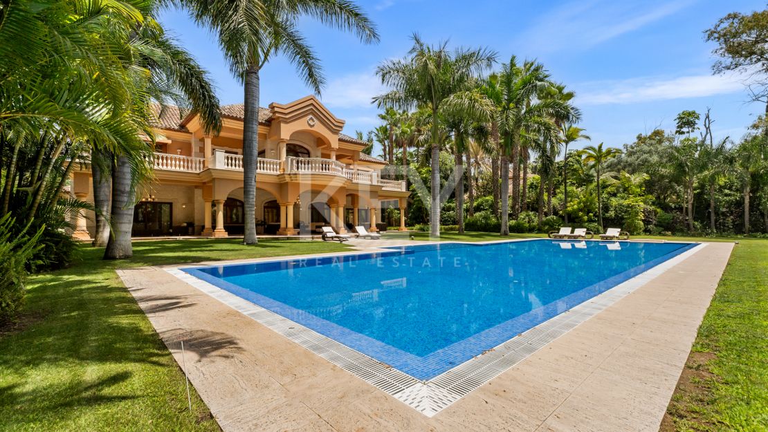 Villa Travertino: lujosa villa junto a la playa en venta en Guadalmina Baja
