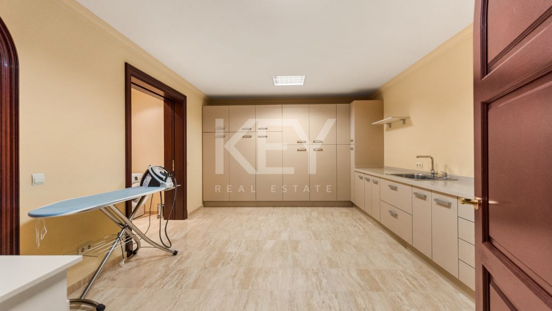 Villa Travertino: lujosa villa junto a la playa en venta en Guadalmina Baja