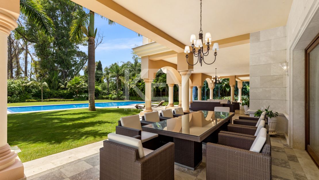 Villa Travertino: lujosa villa junto a la playa en venta en Guadalmina Baja