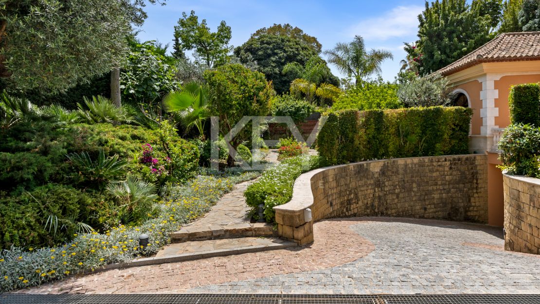 Villa Travertino: lujosa villa junto a la playa en venta en Guadalmina Baja